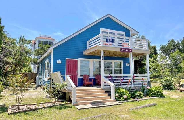 Corinne's Downstairs: Suite with great views of Silver Lake Harbor.
