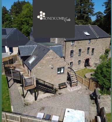 CORN FLOUR LODGE at PITKERRO MILL, 3 double bedrooms with TVs, 1 en-suite, 2 further bathrooms, fully equipped kitchen, large family dining area, FREE parking and WiFi, HOT TUB, private garden, short mid and longterm stays available with HONEYCOMB HOSTS
