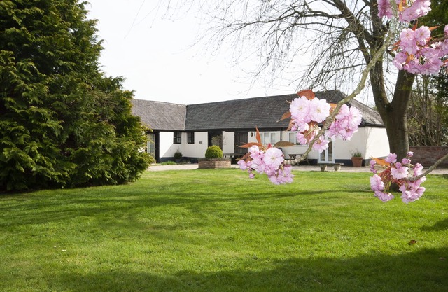 CORNER COTTAGE, pet friendly, with a garden in Shaftesbury