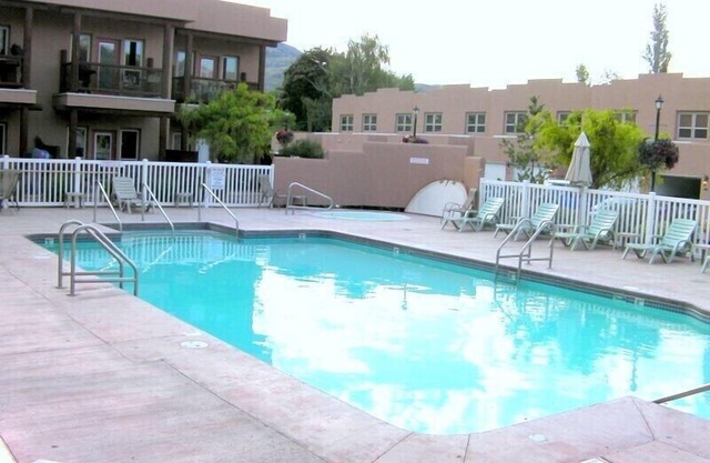 Corner lakefront townhouse, perfect for Snowbirds, golfing, & wine touring
