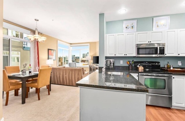 Corner Unit in the middle of it all - 99 Walkscore!