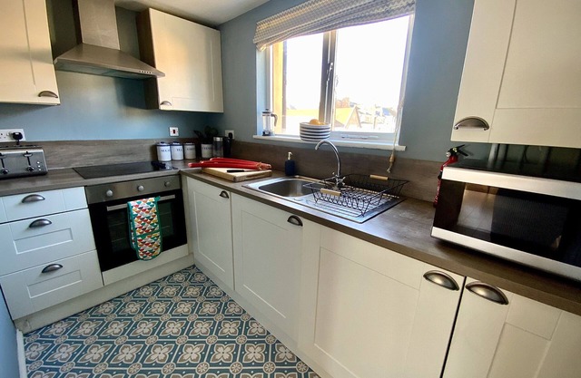 CORNER VIEW, pet friendly, character holiday cottage in Broadstairs