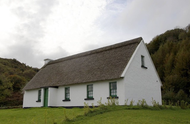 Corofin Lake Cottage No 4 - a two story that sleeps 6 guests in 3 bedrooms