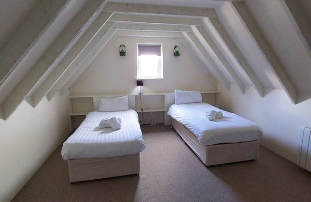 Corofin Lake Cottage No 5 - a two story that sleeps 6 guests in 3 bedrooms