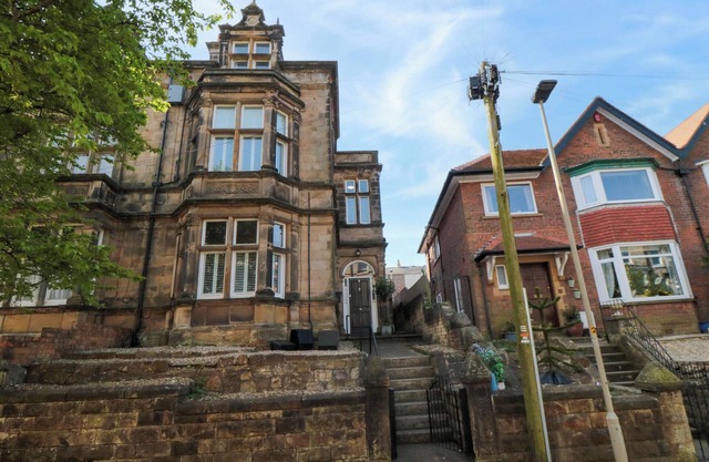 CORONATION HOUSE, pet friendly, with hot tub in Scarborough