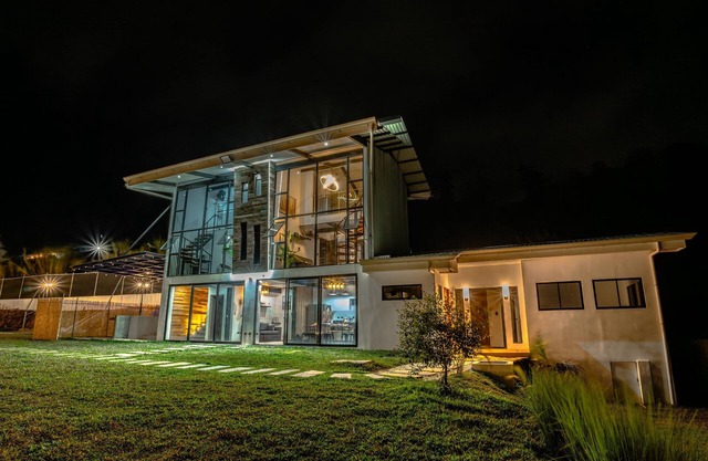 Costa Rica mountain retreat with jacuzzi & firepit near San José