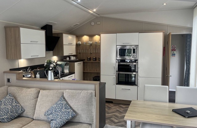 Cosy 3-Bed hot tub Lodge in Pr3