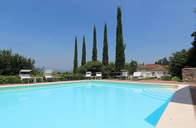 Cosy apartment for 8 guests with WIFI, A/C, pool, TV and parking, close to Verona