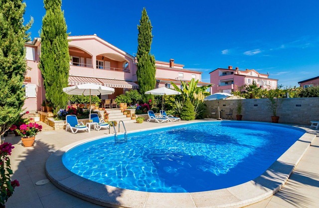 Cosy apartment for 4 guests with WIFI, pool, A/C, TV, balcony, pets allowed and parking