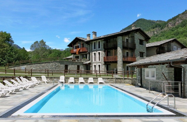 Cosy apartment for 4 people with pool, WIFI, TV, terrace and parking