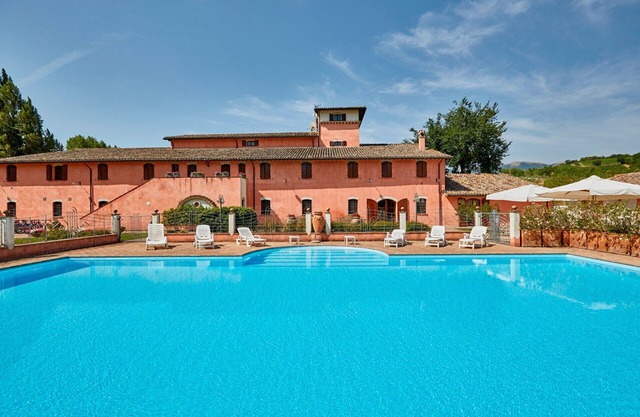 Cosy apartment for 4 guests with WIFI, pool, TV, balcony, pets allowed and parking, close to Spo.