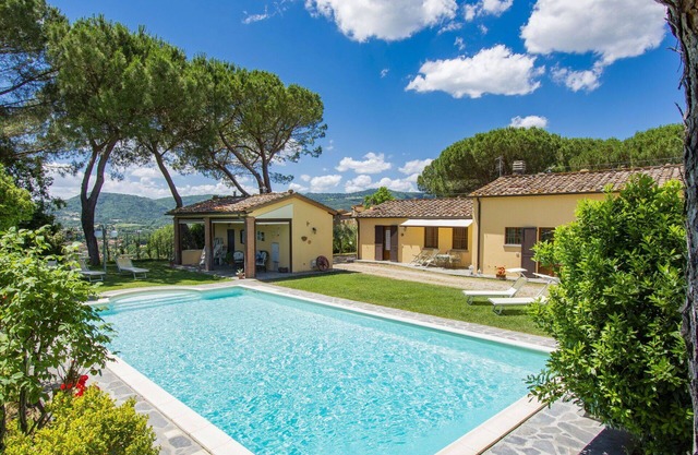 Cosy apartment for 4 people with WIFI, pool, TV, terrace, pets allowed and parking
