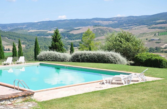 Cosy apartment for 4 people with pool, WIFI, TV, pets allowed, panoramic view and parking