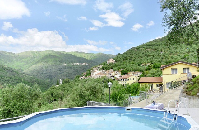 Cosy apartment for 6 guests with pool, TV, terrace, pets allowed, panoramic view and parking