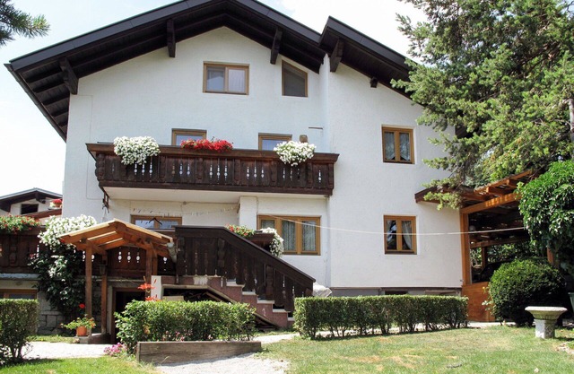 Cosy apartment for 8 guests with WIFI, TV, terrace, pets allowed and parking