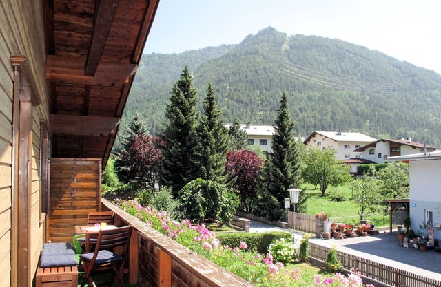 Cosy apartment for 6 guests with WIFI, TV, terrace, pets allowed and parking