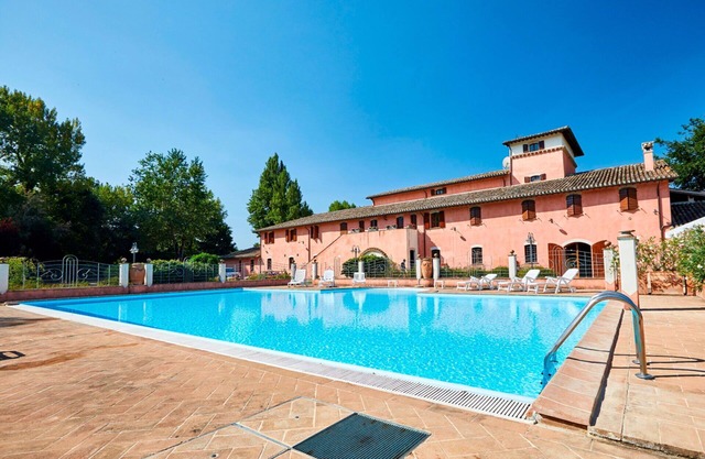 Cosy apartment with WIFI, pool, TV, balcony, pets allowed and parking, close to Spoleto