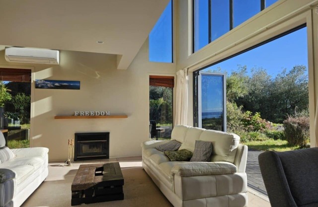 Cosy bedroom with garden and lake view in a house in front of Taupo Lake!
