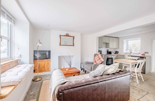 Cosy Cottage in Crewkerne, Free on Street Parking