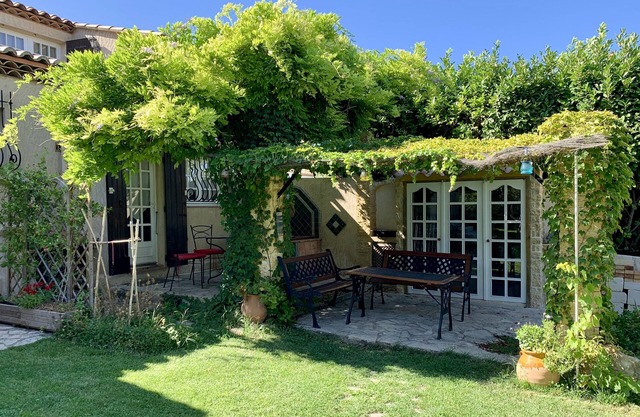 Cosy duplex apartment in villa, with terraces and garden access