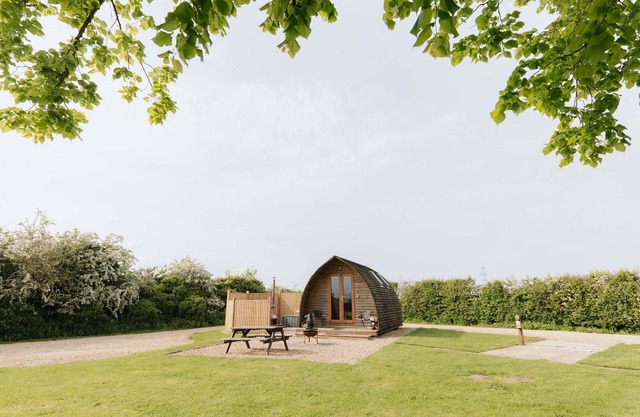 Cosy Glamping Cabin With Wood Fired Hot Tub