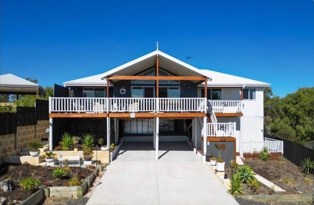 Cosy Lakeside Beach Retreat, lake views, pet friendly, sleeps 8, fishing, 4WD
