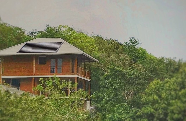 Cosy off grid cabin 15 minutes from beautiful beaches