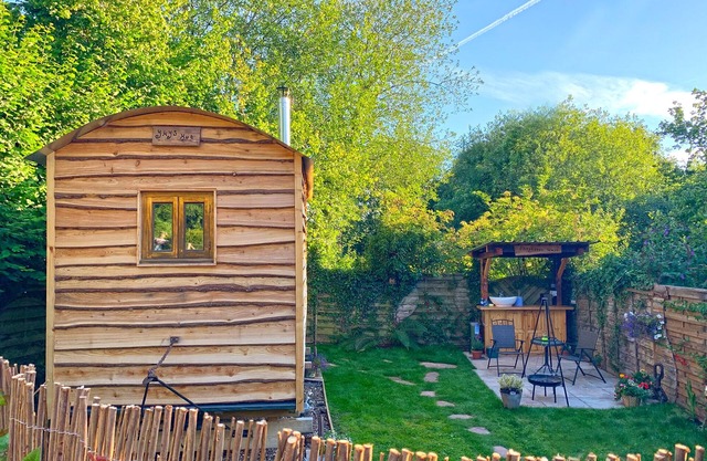 Cosy Shepherd's Hut with Secret Garden in rural Herefordshire
