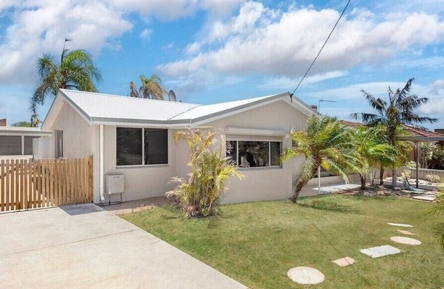 Cosy three bedroom house with swimming pool