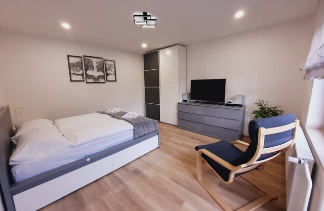 Cosy Two Bedroom Apartment with Balcony in Rob