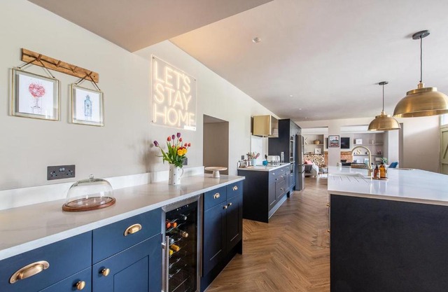 Cosy Winter Hideaway - log burner hot tub & bar!