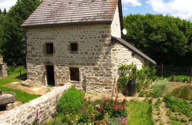 Cottage couple + children on 43 hectare estate with a fish pond of 3 ha
