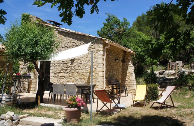 cottage of charm with swimming pool in a Mas Provençal 4 *