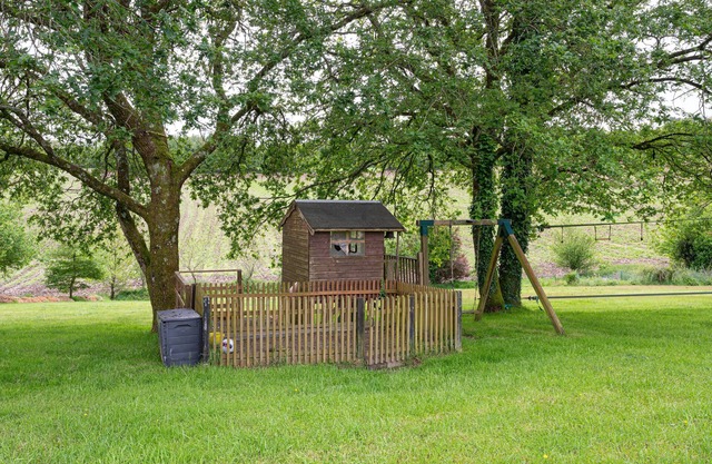 Cottage 'Gîte L'Hirondelle' with Shared Pool, Private Terrace and Wi-Fi