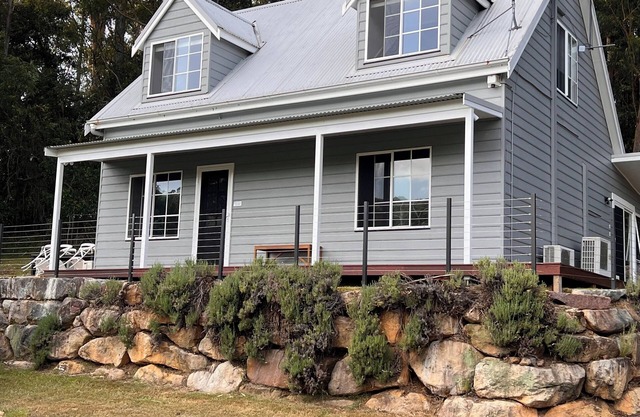 Cottage Hill Creek: guest house near beach & bush