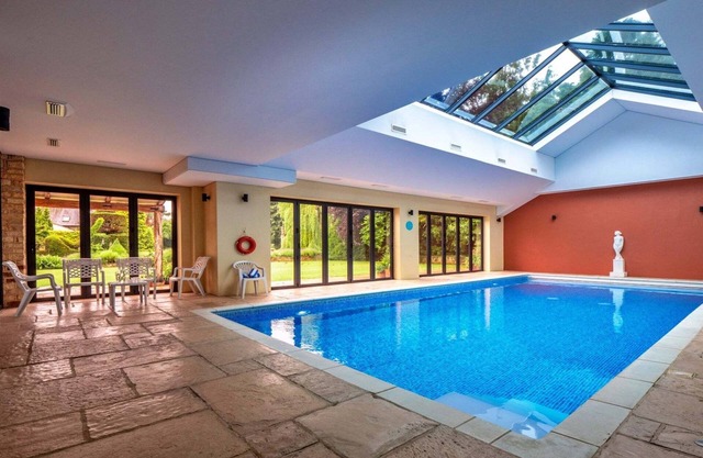 Cottage in Cotswolds with Private Pool Access