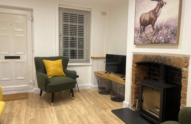 Cottage, in Mersham village. Ideal for Le shuttle & Ashford Designer Outlet
