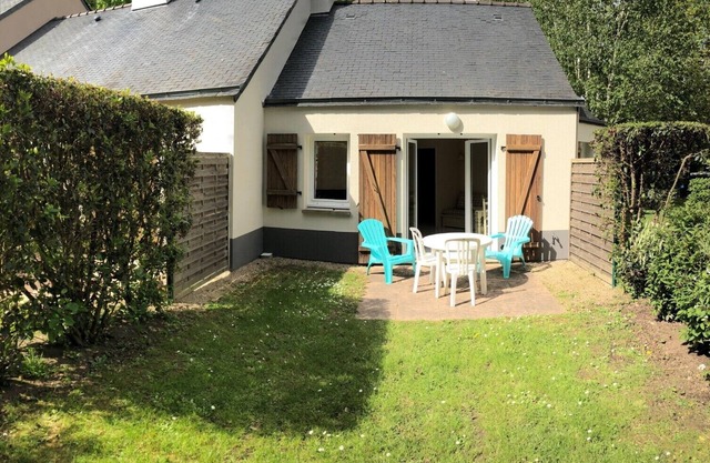 cottage in the heart of Saint Laurent golf course in Ploemel