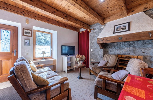 Cottage 'La Belle Étoile' with Mountain View and Shared Garden