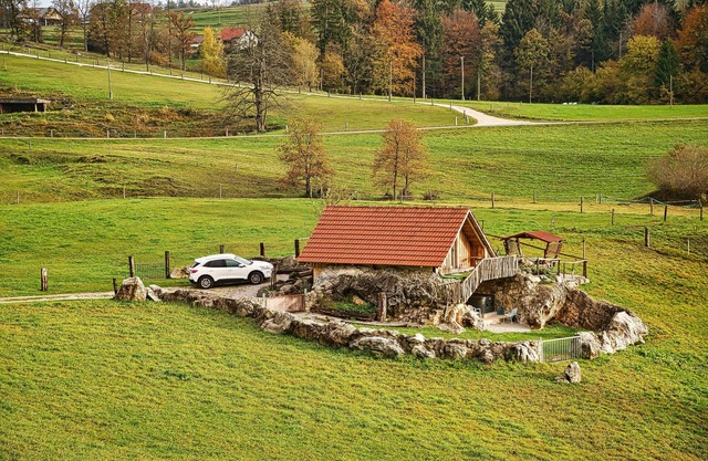 Cottage on the rocks with hot tub and sauna