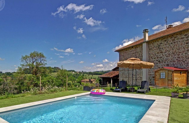 Cottage with pool, fireplace, garden, and pets allowed