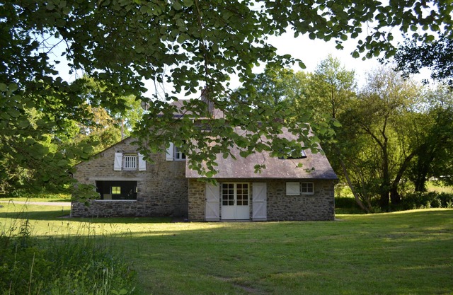 Cottage with pond in Mayenne at the gates of Brittany and Normandy