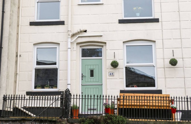 COTTONGRASS COTTAGE, pet friendly, with a garden in Littleborough