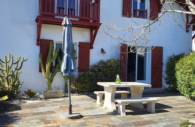 Country cottage, quiet and rest assured in charming Basque village