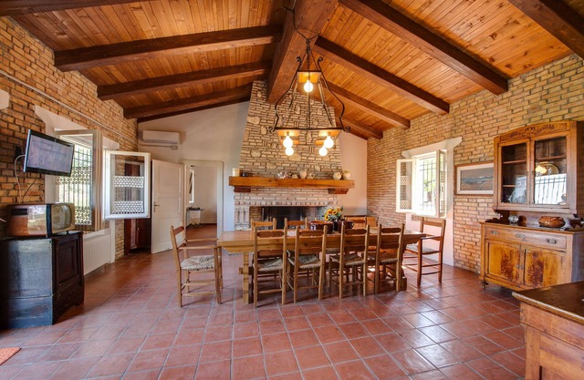 Country Cottage with aircon & panoramic view by the town of Bertinoro