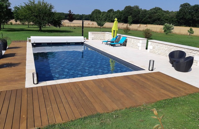 Country house, calm and natural terrace, heated swimming pool