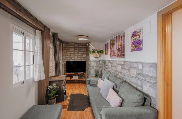 Country House 'El Burrito De Gredos' with Balcony, Wi-Fi and Air Conditioning