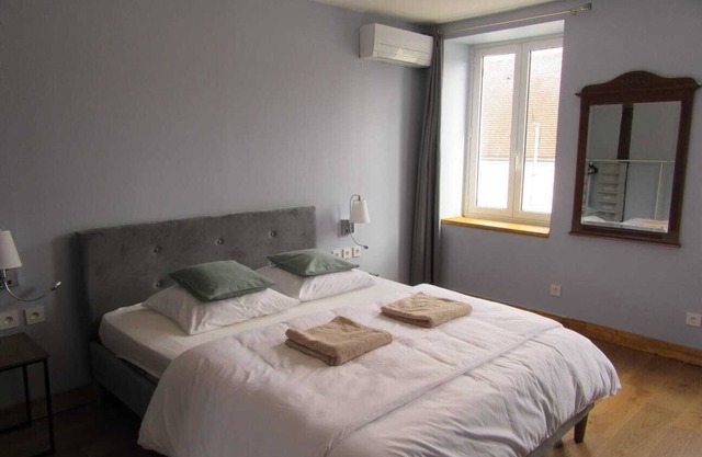 Country house for 15 people with pool/garden 3 hours from Paris