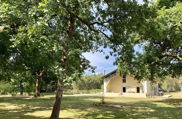 Country house with swimming pool in the heart of the forest of the Landes regional park