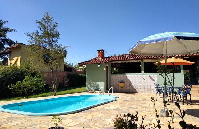 Country house with swimming pool in gated community. Access to lake with fishing